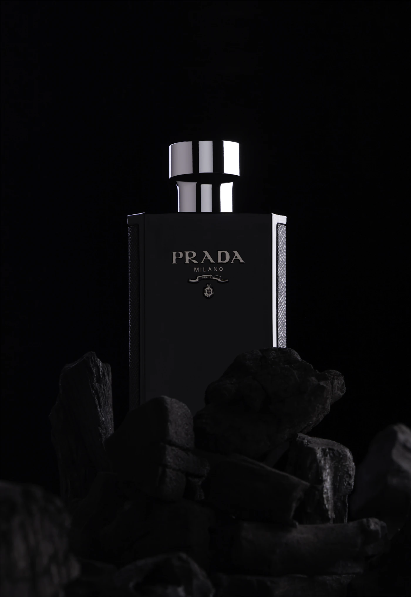 Flacon noir présenté sur un fond sombre